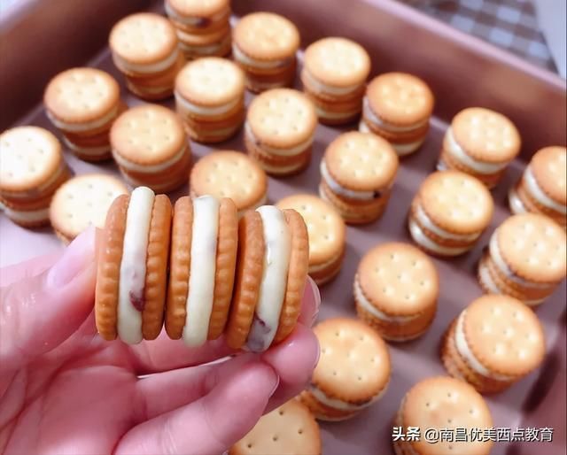 奶粉|自制零食牛轧饼干，仅仅是多了一层糖心，饼干美味瞬间提升