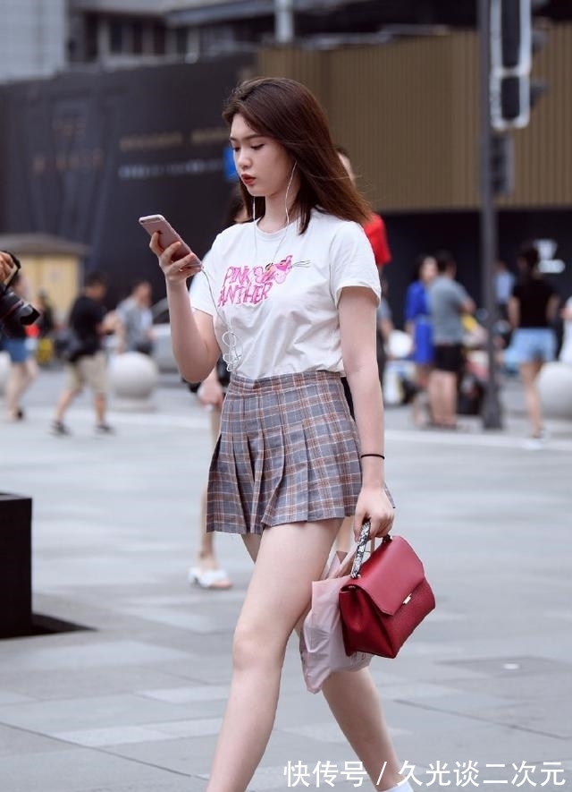 百褶裙 想要时尚又减龄,选择精致百褶裙,轻松回到“十八岁”