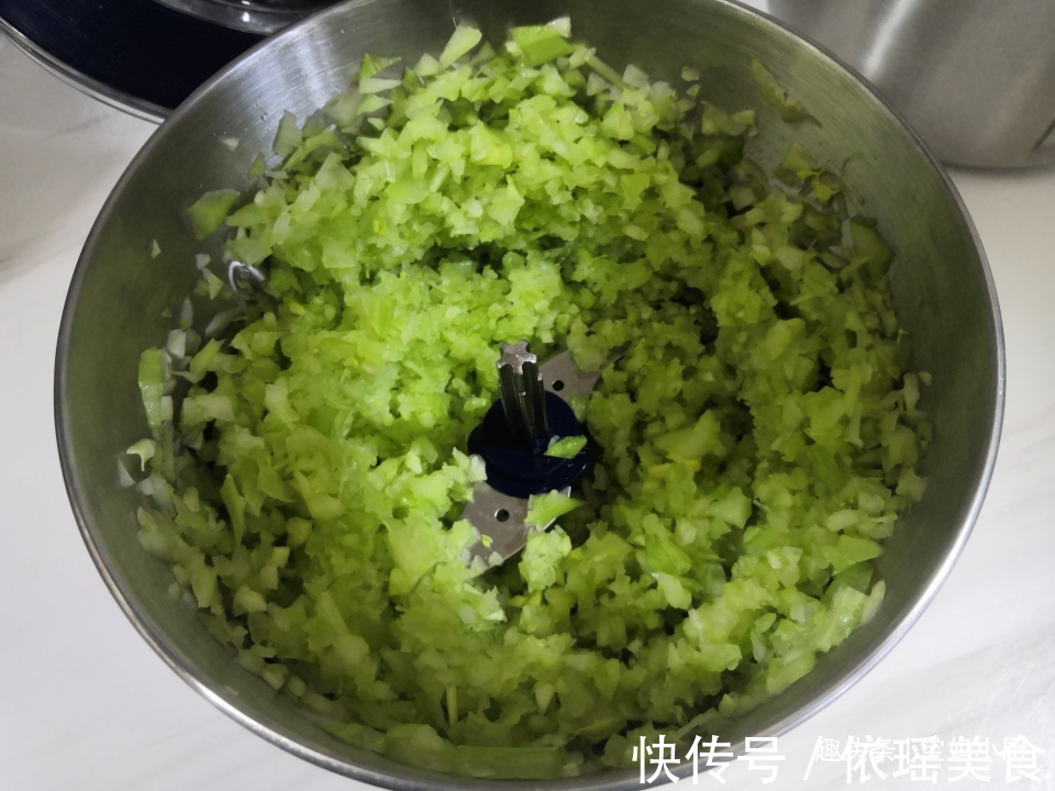 包子|最适合蒸包子的两种菜，夏季吃，维生素丰富营养多，咬一口老香了