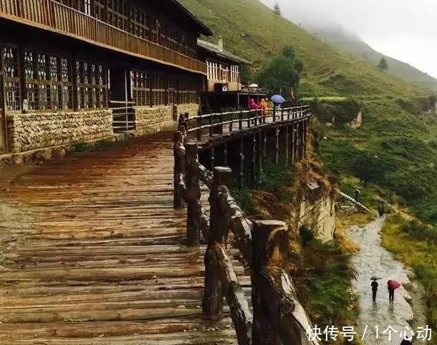 中国最不可思议的“悬空村” ，村庄里的栈道棺木全都悬在空中！