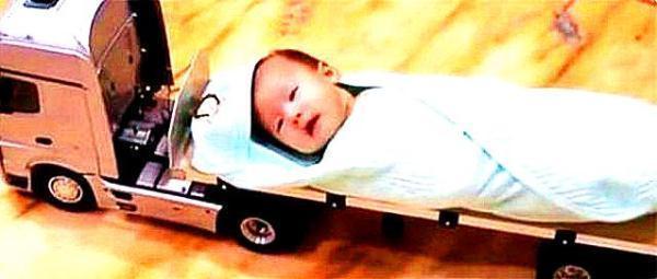 爸爸|爸爸在家带娃，妈妈不放心就突击检查，打开门看到这画面笑出了声