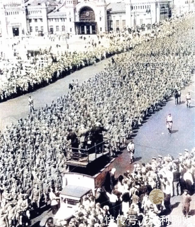 德军战俘|上色老照片：莫斯科战俘大游行，镜头下的德军满脸沮丧和悲伤