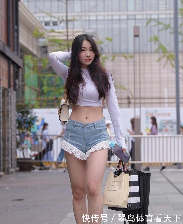 周冬雨 特别贴身的打底裤美女,时尚又富有设计感,非常迷人!