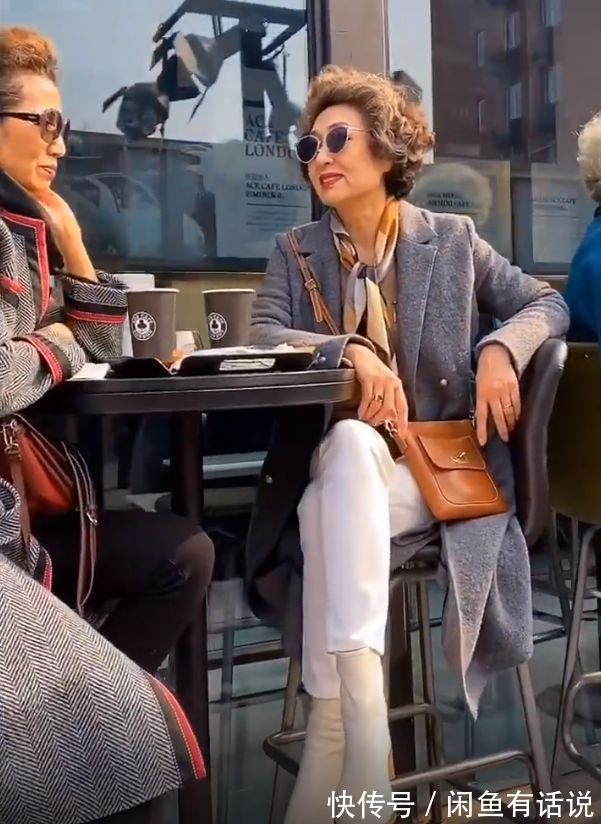 街拍|黑羽绒服怎么搭才好看?看70岁奶奶街拍就知道,白裤子最时髦上镜