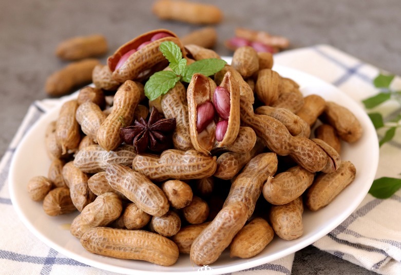 煮花生时,别乱放调料,姥姥用这个方法煮了60年,鲜香软烂又入味