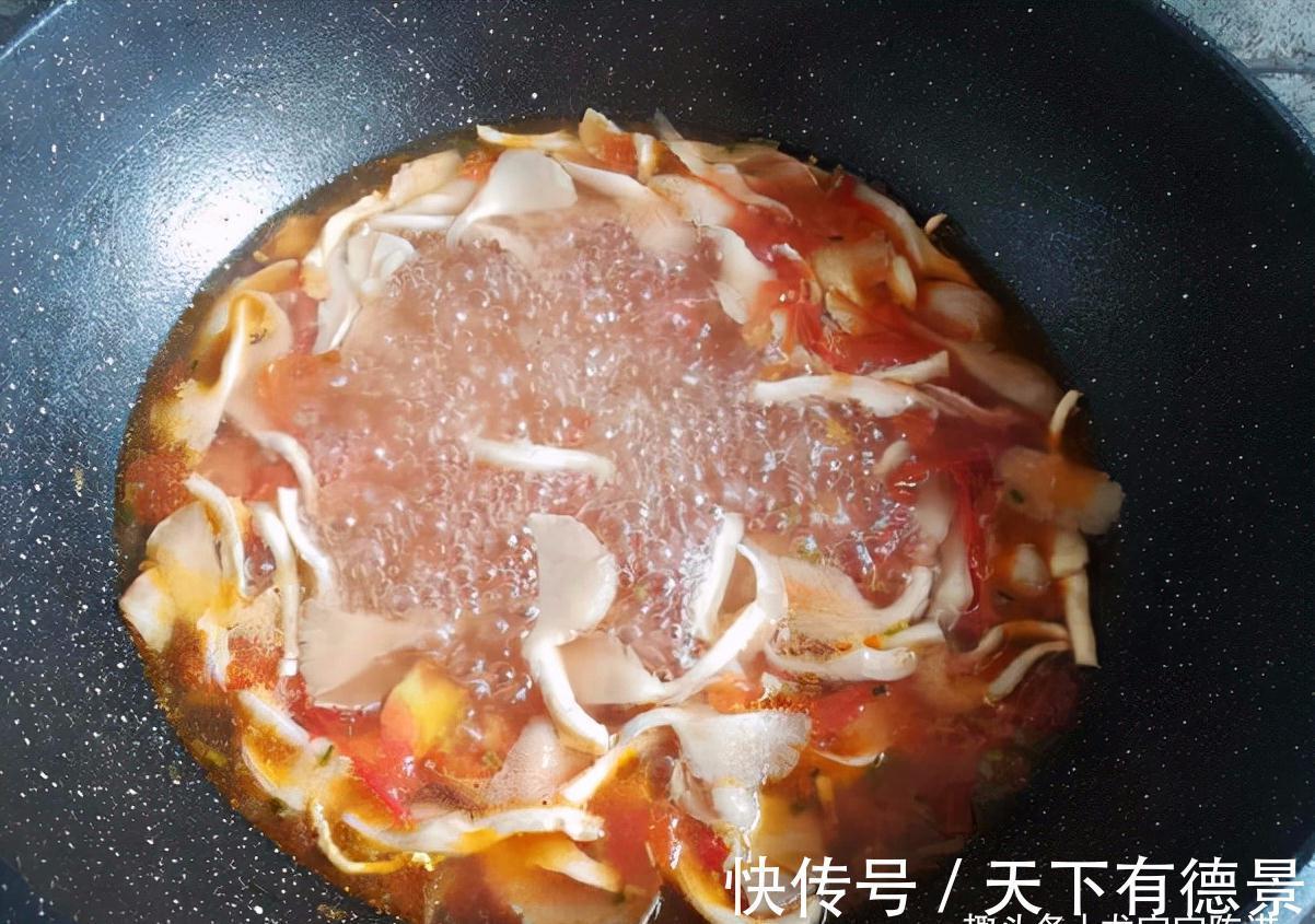 番茄汤|秋天要多喝汤补充水分,番茄煮汤加一点它,比鱼汤还鲜美