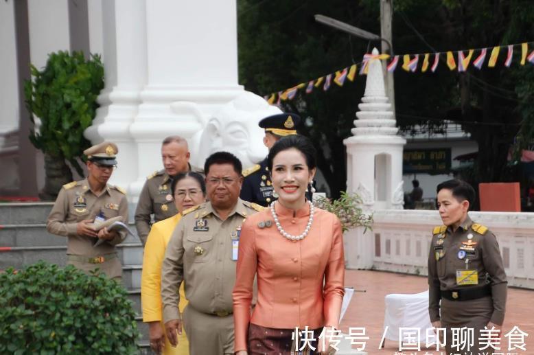 诗妮娜贵妃|35岁诗妮娜诚心礼佛，光着脚匍匐跪拜，“纤纤玉足”太抢镜了