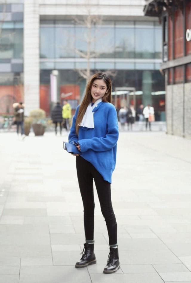 打底裤 运动风的打底裤搭配白背心,修身的款式充满着十足的韵味