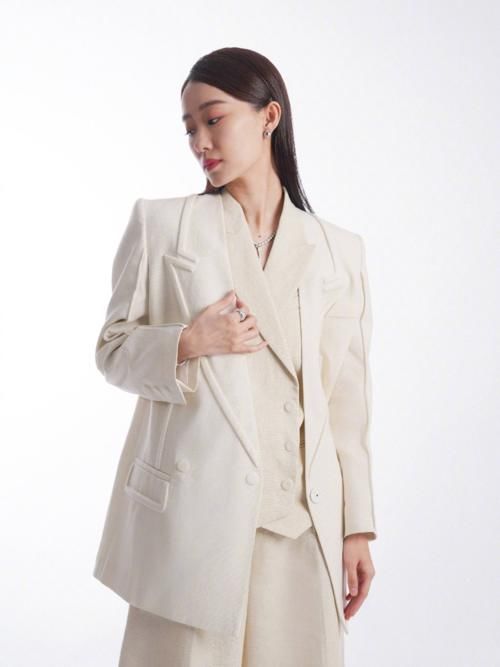 珠宝再贵终须人佩，走过低谷和狼狈总有一件珠宝陪你绽放