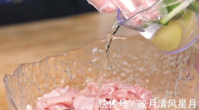 风味浓郁的宫保鸡丁,鲜香麻辣,肉嫩味美,家人爱吃的解馋美食!