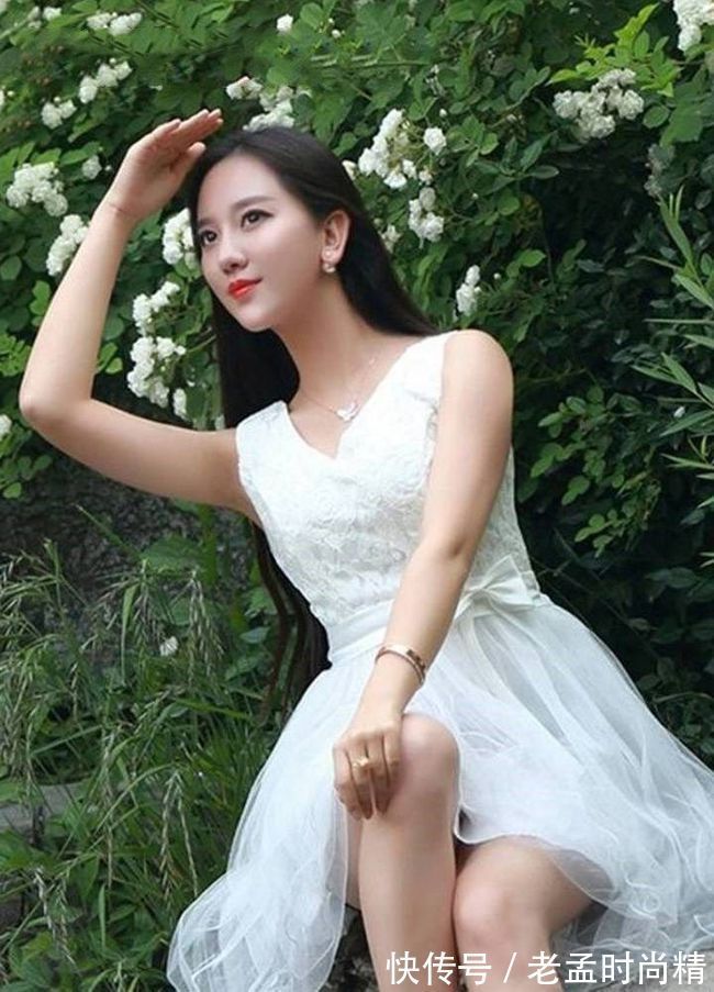 美女 街拍美女:仙气飘飘的白色连衣裙,上身宛如仙女一般美丽