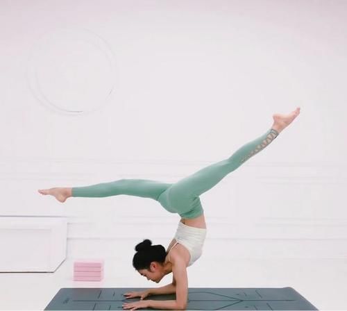 两只手|这种身材,一看就喜欢上了,想拥有她同款?每天坚持3个瑜伽动作