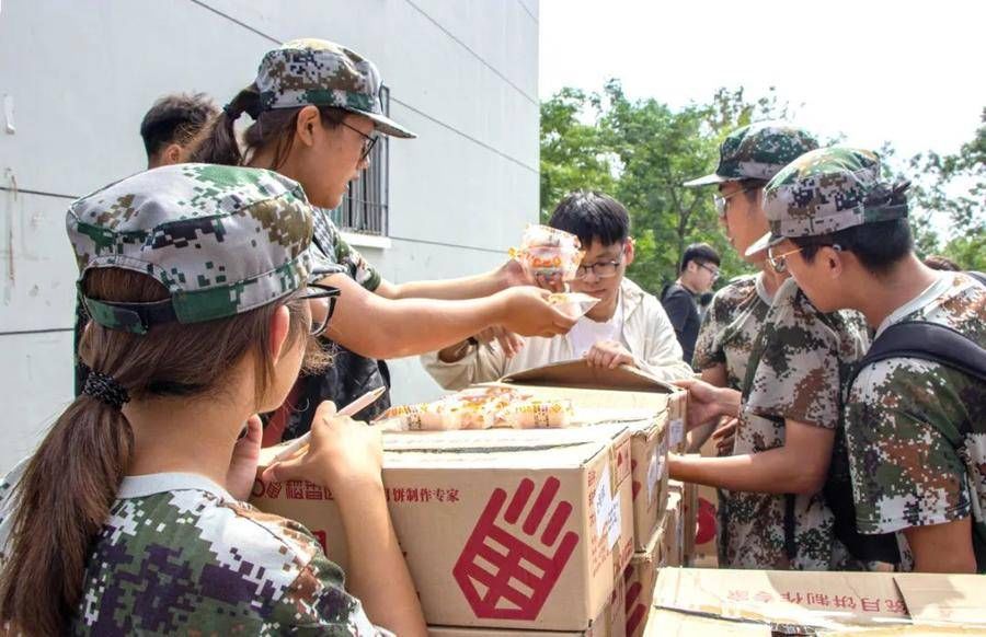 同学们|我眼中的双节?爱满校园，山东青年政治学院发了1.7万份月饼