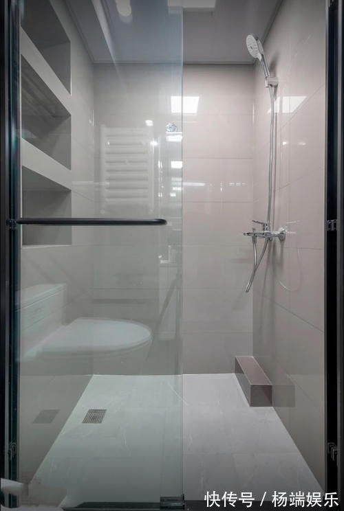 客厅|还是老公机智，阳台客厅之间装个隔断墙，空间宽敞不止一点点！