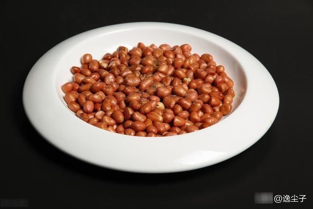 炸花生米时,先放油就错了多加1步,花生米更酥脆,放7天不返潮