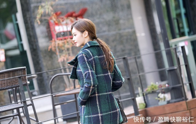 珠珠|珠珠时尚穿搭美图:简单随性街头初冬棉绒T恤衫搭配格纹大衣