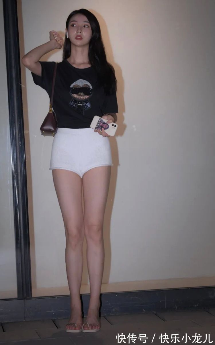 时尚 白色紧身短裤搭配黑色短袖,这样的黑白搭简单又时尚!