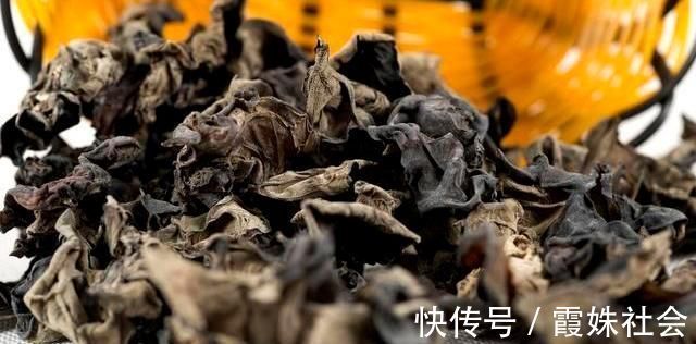 炒木耳,记得不能直接下油锅,大厨教我小窍门,木耳不炸锅更安全