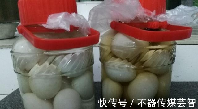 鸭蛋|腌咸鸭蛋,不用找黄泥,学会这个方法,简单零失败,个个流油起沙