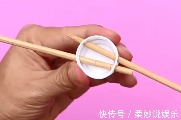 塑料|塑料瓶盖上插2根筷子，解决了家家户户的大难题，学会受用一生！