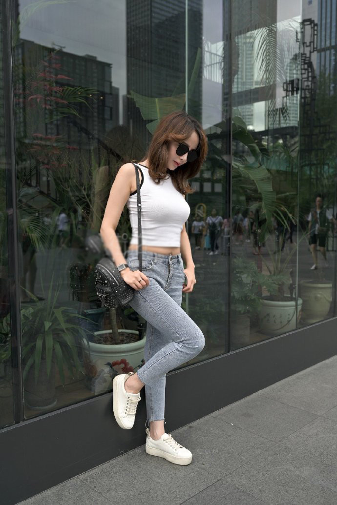小姐姐修身背心搭配牛仔裤, 看着更显美感和精致