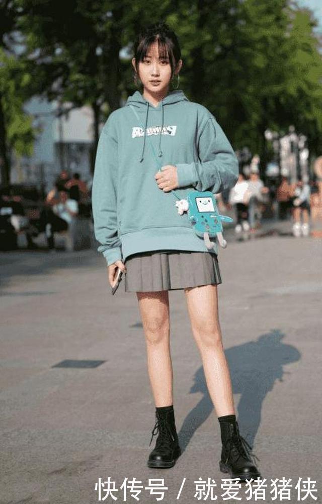 牛仔裤轻松秀出修长的双腿,展现出活泼又可人的自己