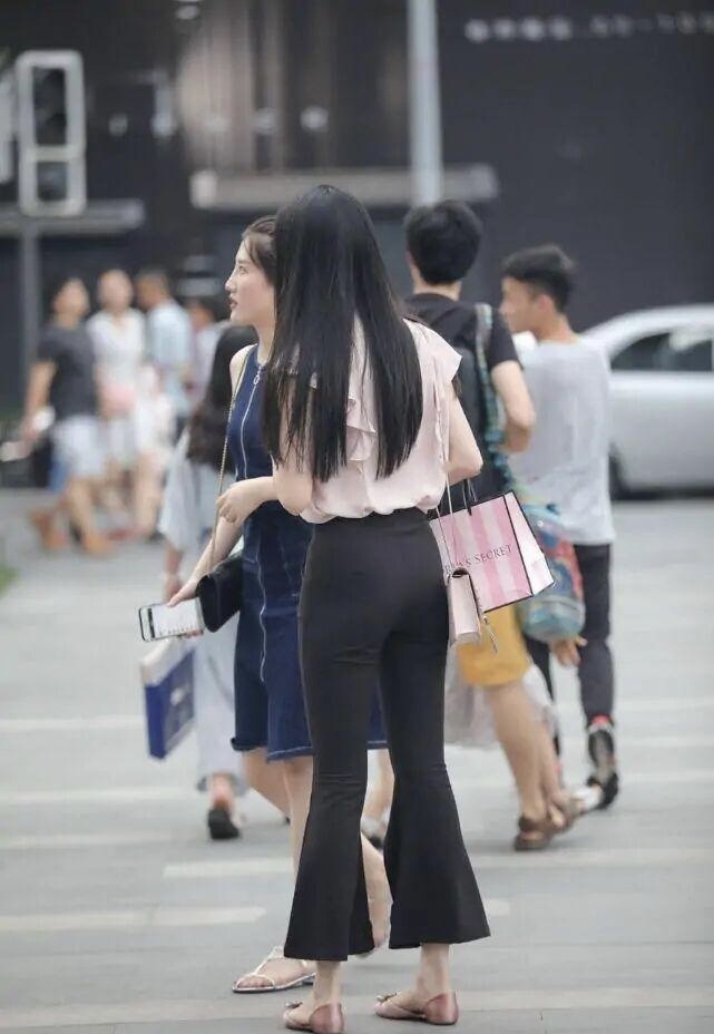 奔四的女人要注意,选择“小黑裤”,就等于远离了“大象腿”!