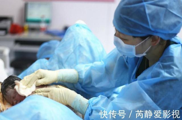 上多胞胎|顺产完三胞胎,孕妈却大喊肚子里还在“动”,医生笑骂宝妈贪心