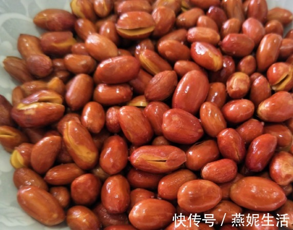 味料|炸花生米容易返潮别急，大厨教你再加这味料，花生酥脆不回软！