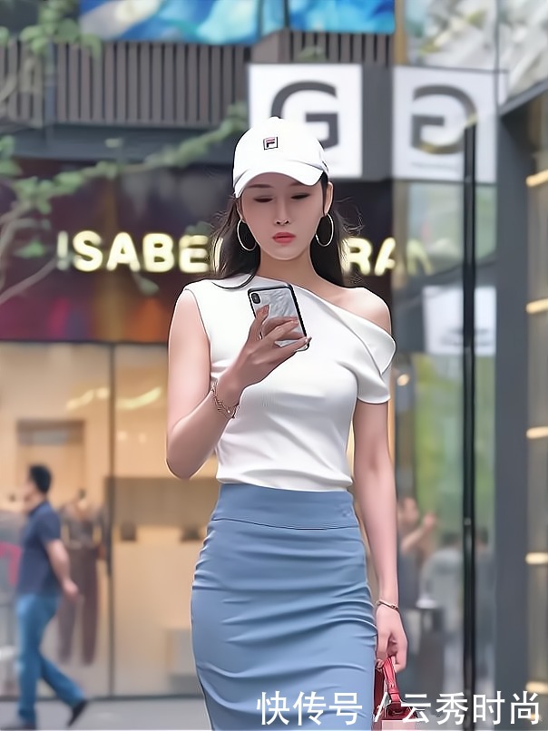 高腰一步裙搭配上斜肩衫，优雅又端庄，想不美都难