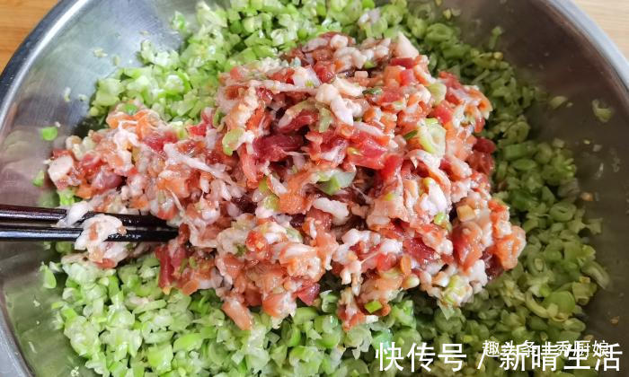 搅拌均匀|三伏天，遇到此菜别手软，钙是鸡肉7倍，现在正当季，蒸包子真香
