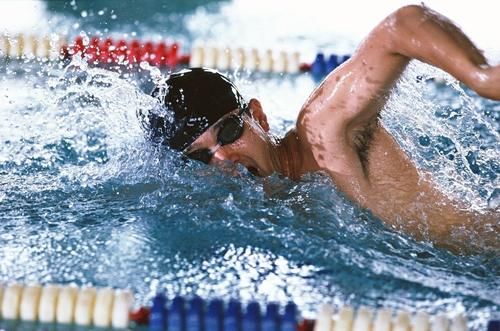 她毕业四年跨专业考研获第一，现成首位女实习舰长，撒贝宁都佩服