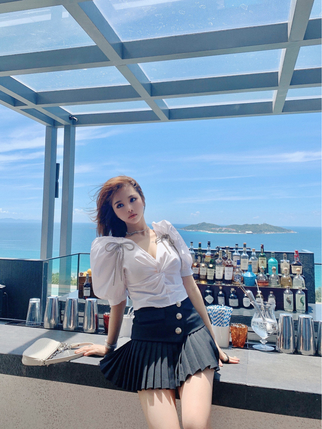 小姐姐|元气十足的小姐姐, 一件V领白衬衣配黑色百褶裙, 元气满满