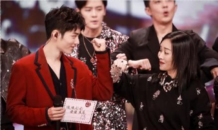 《乘风破浪》决赛在即，肖战发文为那英“控评”，花式彩虹屁强势打call