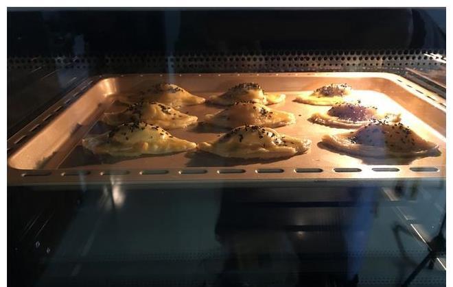 果肉|不用揉面,不用擀皮,简单3步,教你做网红甜点,咬一口酥掉渣