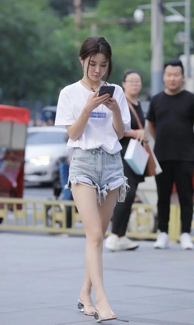 蕾丝|蓝T恤搭配白色蕾丝裙，端庄大气