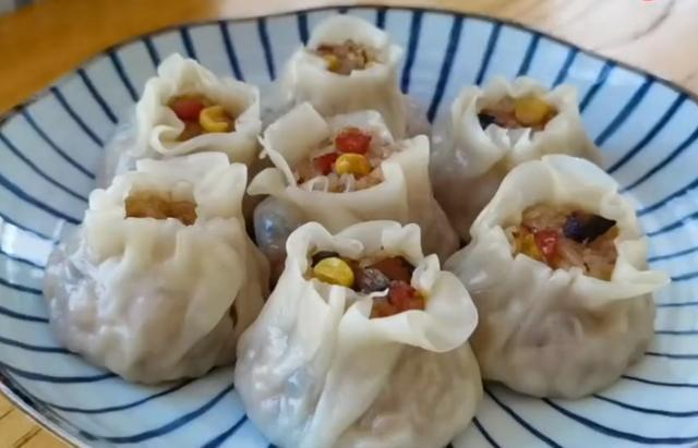 糯米别包粽子了,加2块钱饺子皮,比粽子还好吃,上桌家人抢着吃