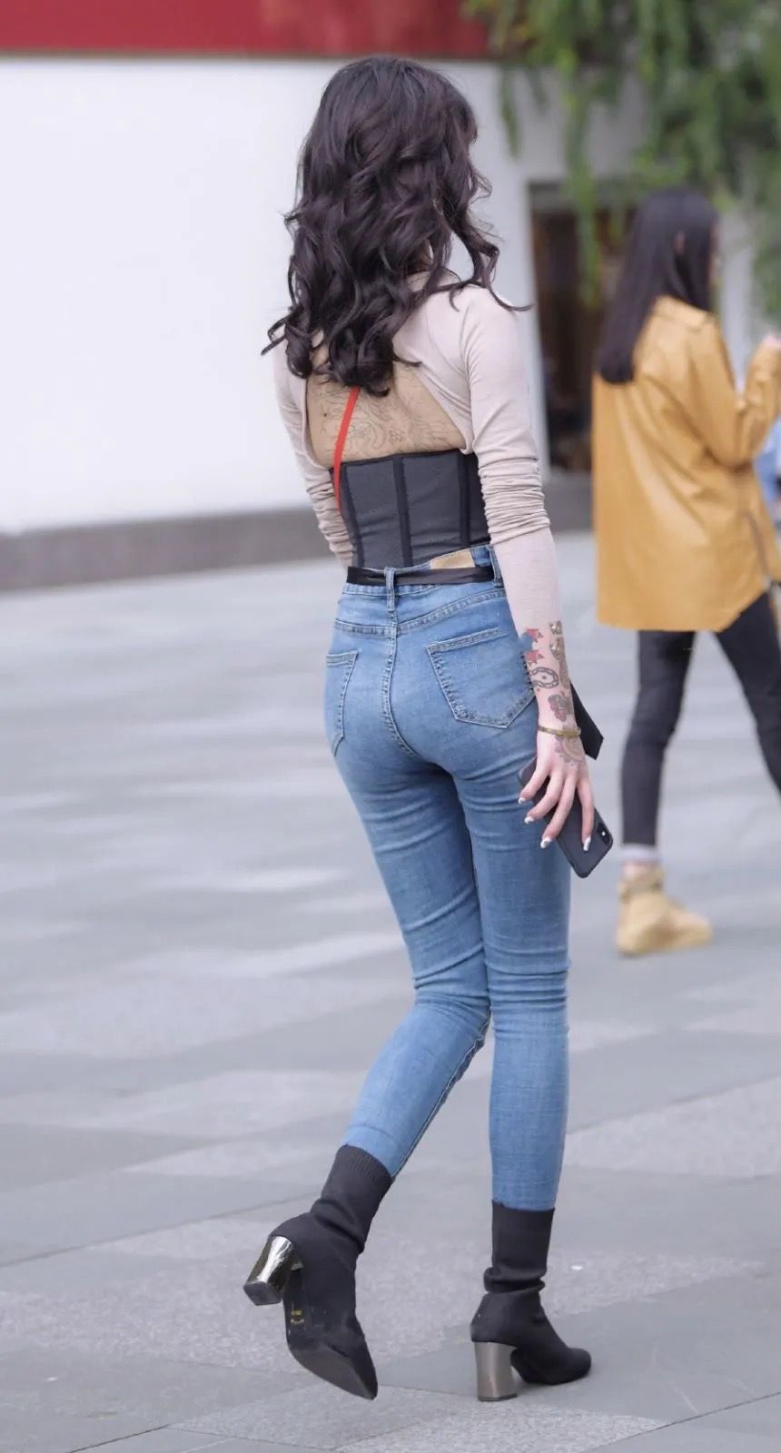 打底裤也可以很时尚，穿出玲珑有致，尽显曲线身材