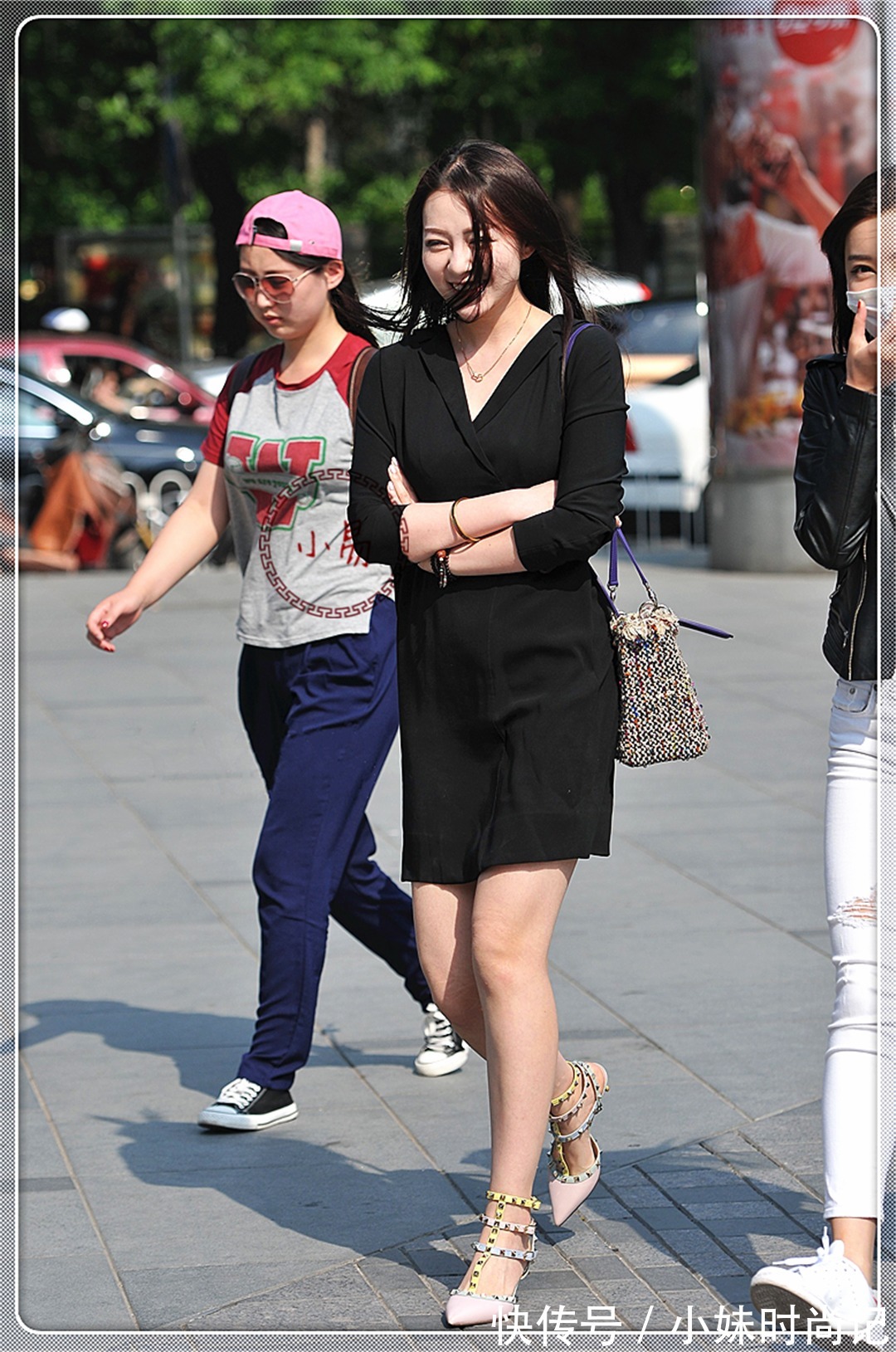 黑裙|时尚街拍:气质辣妈穿着轻便小黑裙,抱着手走路,风采奕奕