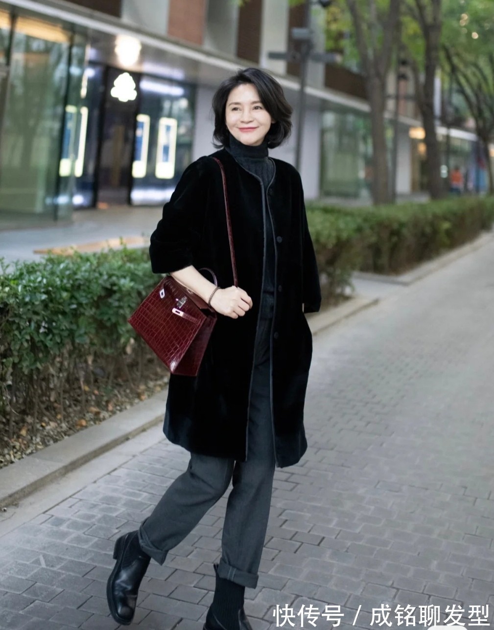 奔六女人 这才是奔六女人的最美打扮:“九分裤+小短靴”,显瘦又显年轻