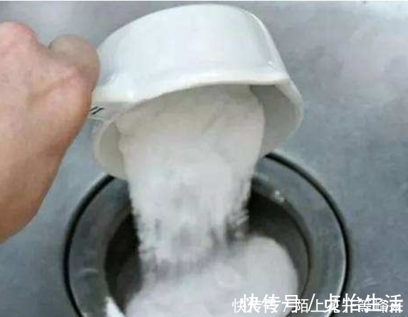 家中下水道堵塞怎么办？教你3种疏通下水道的方法，自己也能解决