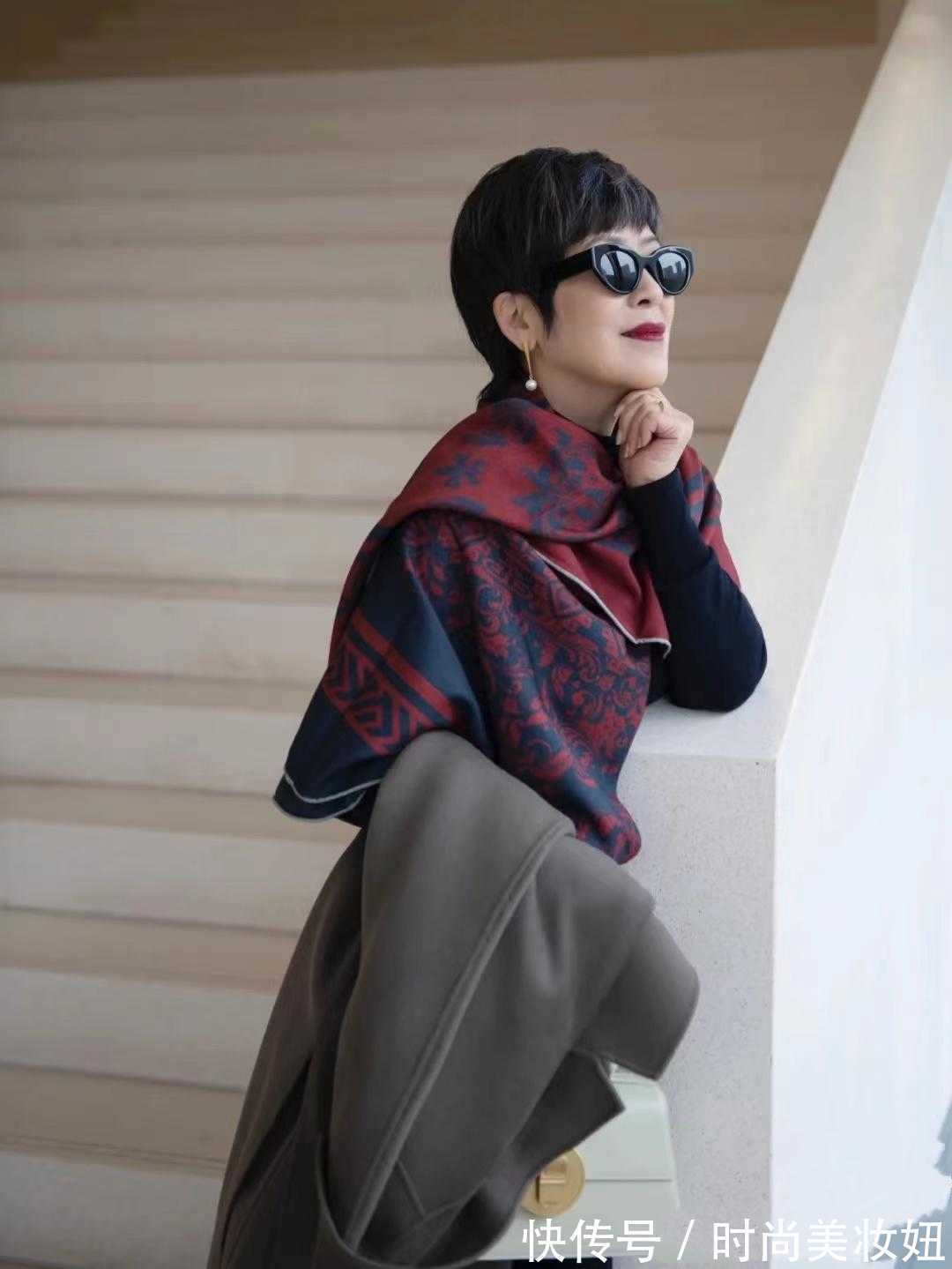 中年女人 真正懂打扮的中年女人,少不了一条“丝巾”,提升气质又洋气