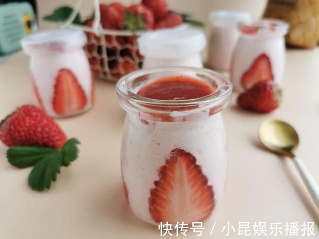 孩子在家吵着吃蛋糕，无奈之下自己动手给孩子做，孩子吃了一半