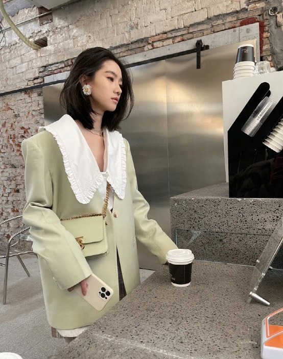 初春的温柔穿搭得这样穿!薄外套+奶油裙,真女人的时髦穿法