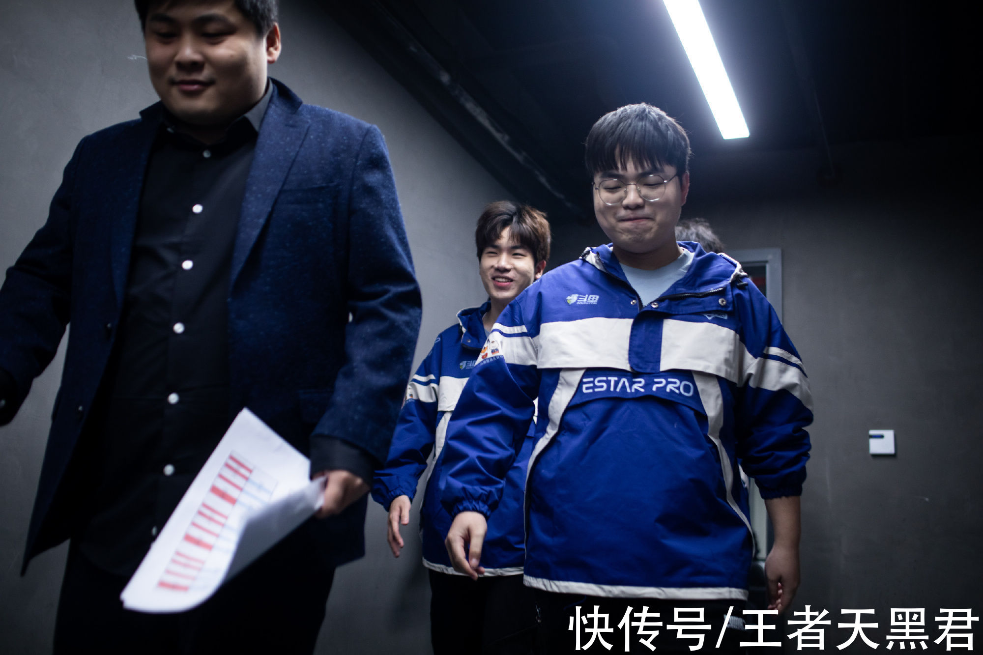 EstEstar统治力恐怖，凌晨一点不聚餐还复盘，粉丝：你们就该拿冠军