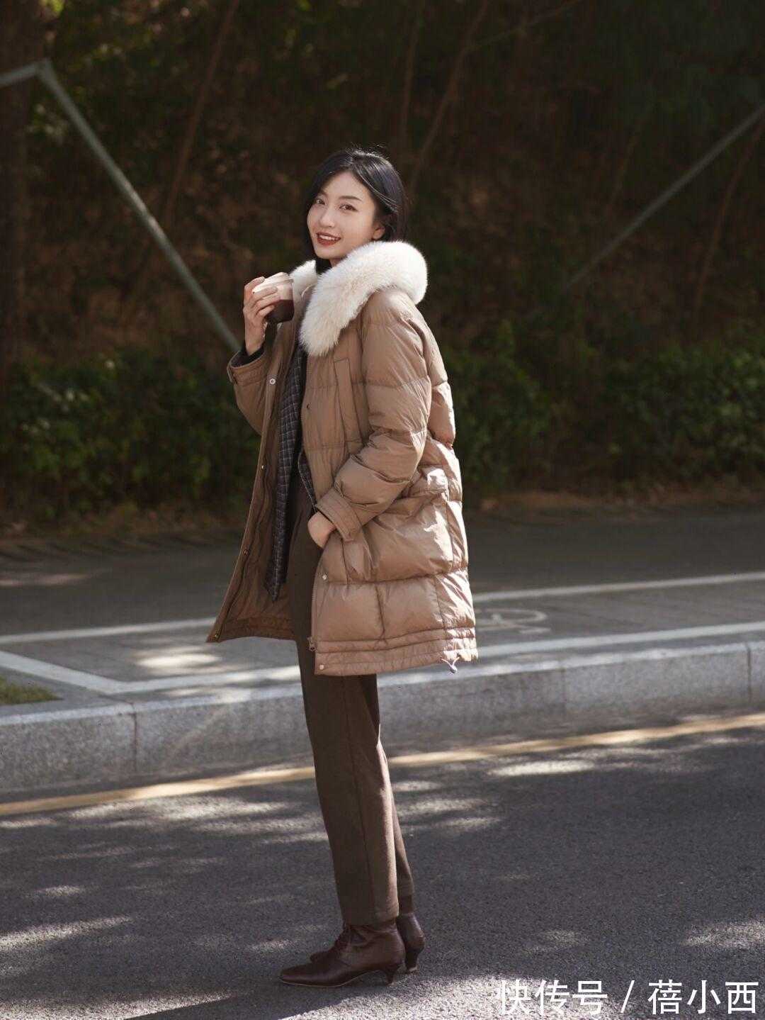 小白鞋|想穿羽绒服的女生看过来,分享4组极简风穿搭look,让你告别臃肿