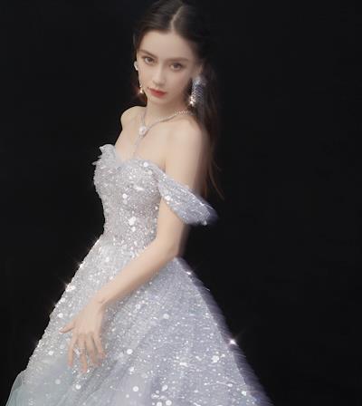 羽毛裙|杨颖美得真高调,穿一袭抹胸礼裙尽显浪漫气质,羡慕不来的高颜值