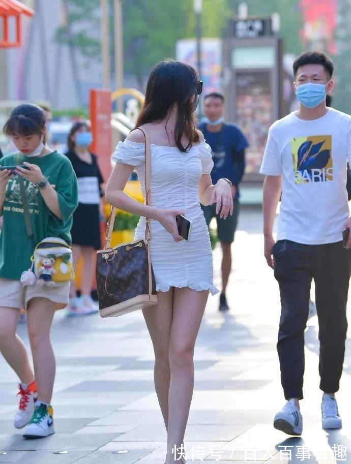 女生们 时尚修身款连衣裙,加上雅致高跟鞋的点缀,温婉清新又靓丽!