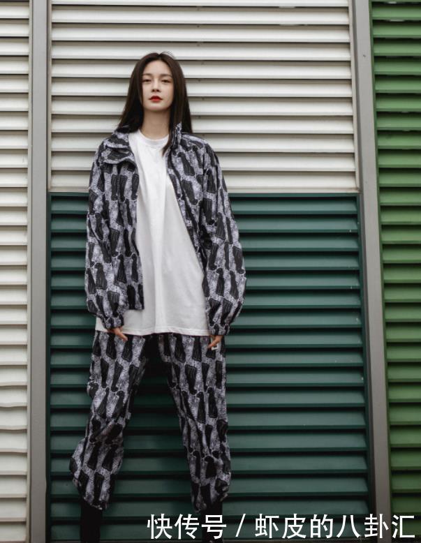 的腿有多长?别人穿9分裤,被她穿成7分裤