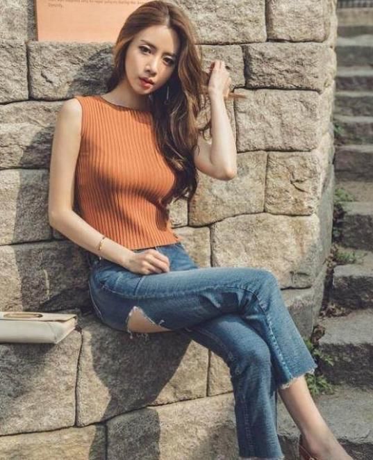 优雅气质的牛仔裤美女,穿出韩范的味道,展现青春色彩